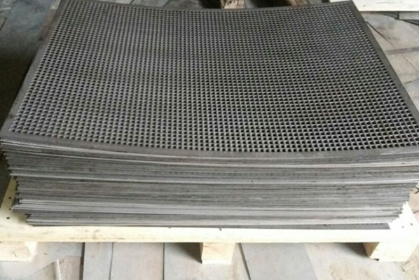 安徽黄山江总定制的方孔冲孔网生产完毕