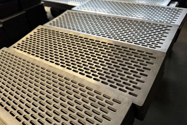 重庆永川俞总定制的长圆孔冲孔网生产完毕