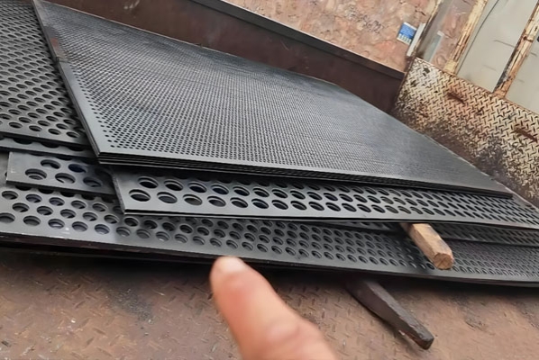 福建周总定制的通风冲孔板生产完毕